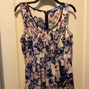 Simply Vera gorgeous floral dress. Very flowy.